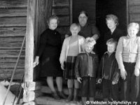 Ponkkala(28)  Kotinsa Ponkkalan vanhan talon portailla sisarusparvea, vasemmalla Eila (25.3.1941 - 20.8.2010) ja Sirkka-Liisa (s. 1949), takana äiti Martta Ponkkala (o.s. Nieminen, 7.11.1915 - 1.8.1970), edessä vasemmalla Veikko (s. 1952) ja oikealla Jaakko (s. 1951) takanaan Kaarina (s. 1943), ja reunimmaisena oikealla Antero (s. 1946) Ponkkala