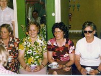 Kinkerit  Sylvi Hakanen, Kerttu Ilmonen Raili Lehtinen ja Kerttu Salminen. Seisomassa Vuokko Salminen ja peilistä kurkkii Antero Salminen.