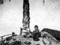 Mannisolla  Vas. Aarne Salminen, Lill Silvani ja Antero Salminen -30 luvun lopulla Männistön pihalla. Taustalla tukkireki.