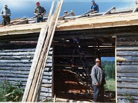 Parekattotalkoot  Aatto Suominen alhaalla tarkistamassa työn jälkeä.