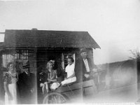 Kerpola(11)  Vasemmalta: seisomassa Kerpolan emäntä Olga Ahlgren (o.s. Peltonen, 12.4.1901 - 12.1.1986), kärryjen kyydissä Vaasasta kotoisin olevat Ahlgrenien vieraat Einar (kutsumanimi Eino, 1894 - 1979) ja Iida (1894 - 1966) Geijer (o.s. Peltonen, Olgan sisko) lastensa Reinon (1932 - 1993) ja Marjatan (myöhemmin Rantamäki, s. 1925 tai 1926) kanssa sekä Ahlgrenien tytär Kyllikki (myöhemmin Rantanen, s. 6.12.1927) ja Olgan aviomies Hjalmar (19.11.1893 - 17.9.1964) Ahlgren