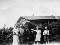 Kerpola(12)  Vasemmalta: Kerpolan emäntä Olga Ahlgren (o.s. Peltonen, 12.4.1901 - 12.1.1986), hänen aviomiehensä Hjalmar Ahlgren (19.11.1893 - 17.9.1964) ja heidän tyttärensä Kyllikki Ahlgren (myöhemmin Rantanen, s. 6.12.1927) sekä Kerpolan pikkukamarissa asuneen kuppari-hieroja-lapsenpäästäjä Hilman Rethin poika Kosti Reth, keskellä Kerttu-hevonen.