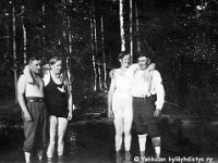 Kerpola(16)  Kotijärven rantavedessä seisomassa kaksi avioparia: Vaasasta vierailulla olevat Einar (kutsumanimi Eino, 1894 - 1979) ja Iida Geijer sekä Iidan sisko Kerpolan emäntä Olga Ahlgren (o.s. Peltonen, 12.4.1901 - 12.1.1986) ja hänen aviomiehensä Hjalmar Ahlgren (19.11.1893 - 17.9.1964