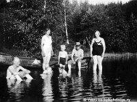 Kerpola(17)  Kotijärven rantavedessä veneen ääressä vasemmalta Kerpolan poika Sune (1922 - 1982), Sunen ja Kyllikin äiti Olga (o.s. Peltonen, 12.4.1901 - 12.1.1986) ja Kyllikki (myöhemmin Rantanen, s. 6.12.1927) Ahlgren (Reinon edessä), sekä Kerpolassa Ahlgreneilla vierailulla oleva vaasalainen Geijerin perhe: poika Reino (1932 - 1993), isä Einar (kutsumanimi Eino, 1894 - 1979), tytär Marjatta (myöhemmin Rantamäki, s. 1925 tai 1926, Olgan edessä) ja äiti Iida Geijer (o.s. Peltonen, Olgan sisko).
