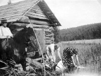 Kerpola(18)  Vaasasta vierailulla oleva Iida Geijer (vaaleassa asussa), poikansa Reinon (1932 - 1993) ja sisarensa Kerpolan emäntä Olga Ahlgrenin (o.s. Peltonen, 12.4.1901 - 12.1.1986, tummassa mekossa) kanssa pyykillä Kotijärven rantavedessä venetalaksen ovella. Vasemmalla Kerttu-hevosen selässä Olgan aviomies Hjalmar Ahlgren (19.11.1893 - 17.9.1964).