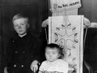 Kerpola(19)  Vasemmalla seisomassa Kerpolan poika Sune Ahlgren (1922 - 1982), kirjaillulla liinalla peitetyssä keinutuolissa istumassa Sunen sisko Kyllikki Ahlgren (myöhemmin Rantanen, s. 6.12.1927).