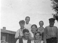 Kerpola(2)  Edessä Kerpolan isäntä Hjalmar Ahlgren(19.11.1893 - 17.9.1964) ja vaimonsa Olga Ahlgren (o.s. Peltonen, 12.4.1901 - 12.1.1986), lippalakki päässä oikealla Hjalmarin isä Severus Ahlgren (22.12.1866 - 27.5.1939) eli Veeru-pappa. Takimmaisena Ahlgrenien kasvattitytär Toini Salonen (myöhemmin Sneck) ja hyvänä laulajana muistettu naapuritalo Lepsalan (myöhempi nimi Järvenpää) tytär Lyyli Reijonen (s. n. 1920, myöhemmin Vainio), sekä kaksi tunnistamatonta miestä. Taustalla näkyy Kerpolan talo.