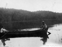 Kerpola(21)  Langokset Kerpolan isäntä Hjalmar Ahlgren  (19.11.1893 - 17.9.1964) soutamassa ja vaasalainen Einar (kutsumanimi Eino) Geijer (1894 - 1979) pitämässä perää.