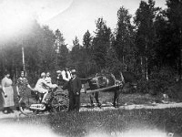 Kerpola(22)  Kerpolassa Ahlgreneilla vieraillut vaasalainen Geijerin perhe lähdössä kotiin: Seisomassa vasemmalla siskokset Iida Geijer ja Olga Ahlgren (o.s. Peltonen, 12.4.1901 - 12.1.1986), oikealla Iidan aviomies Einar (kutsumanimi Eino) Geijer (1894 - 1979). Syntymäpäivälahjaksi saadun polkupyöränsä päällä Kyllikki Ahlgren (myöhemmin Rantanen, s. 6.12.1927), Kerttu-hevosen kärryissä Geijerien lapset Marjatta (myöhemmin Rantamäki, s. 1925 tai 1926) ja Reino (1932 - 1993) sekä ohjaksissa Kerpolan isäntä Hjalmar Ahlgren (19.11.1893 - 17.9.1964).