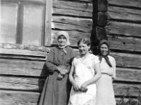 Kerpola(3)  Vasemmalta Kerpolan vanha emäntä Heta-Stiina Ahlgren (o.s. Raidanlahti, 24.9.1866 - 10.3.1935), hyvänä laulajana muistettu naapuritalo Lepsalan (myöhempi nimi Järvenpää) tytär Lyyli Reijonen (s. n. 1920, myöhemmin Vainio) ja Kerpolan pikkukamarissa asunut kuppari-hieroja-lapsenpäästäjä Hilma Reth "Riitin Hilma"