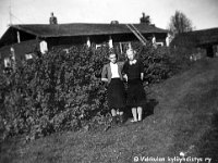 Kerpola(33)  Serkukset: vasemmalla Kyllikki Ahlgren (myöhemmin Rantanen, s. 6.12.1927) ja Vaasasta vierailulla oleva Marjatta Geijer (myöhemmin Rantamäki, s. 1925 tai 1926) seisovat Kyllikin kodin Kerpolan pihalla