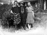 Kerpola(34)  Kyllikki Ahlgren (myöhemmin Rantanen, s. 6.12.1927), Kerpolassa asuneen karjalaisen evakkoperheen poika Yrjö Tihtari ja naapuritalo Järvenpään (entinen nimi Lepsala) emännän Marjatta Laitisen sisar Ester Salminen Hopsusta