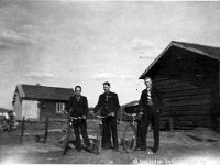 Kerpola(35)  Kolme poikaa polkupyörineen, vasemmalta Sunen ystävät Impivaaran talon poika Jaakko Silvan, Männistön talon poika Paavo Salminen ja sitten Kerpolan poika Sune Ahlgren (1922 - 1982), oikeassa reunassa joku Kerpolassa evakkoina asuneen Ampujan perheen pojista, mahdollisesti Jaakko?