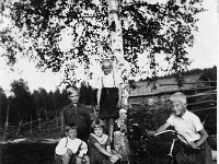 Kerpola(38)  Koivun vierellä keskellä edessä Kyllikki Ahlgren (myöhemmin Rantanen, s. 6.12.1927), A. Ollikainen, mahdollisesti naapuritalo Kytömäen veljekset Martti Suominen ja Kalle Suominen, oikealla polkupyörän kanssa naapuritalo Lepsalan (myöhemmin Järvenpää) poika Jaakko Reijonen,