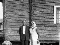 Kerpola(39)  Lepsalan (myöhempi nimi Järvenpää) torpan isäntä ja emäntä aviopari Kalle ja Amanda Reijonen seisovat kotinsa päädyn edessä.