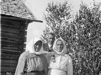 Kerpola(4)  Etualalla kaksi huivipäistä vanhempaa naista: vasemmalla Anna Kristiina eli Anna-Stina Ahlgren (o.s. Ruopas, 19.6.1841 - ) eli Lakkilan mummo, keskellä Anna-Stinan toinen aviomies Kalle Ahlgren (otti vaimonsa sukunimen) oikealla oleva nainen tunnistamaton, vasemmalla alhaalla Anna-Stinan poika ensimmäisestä avioliitosta Juho (myöhemmin Yhdysvaltoihin muutettuaan John) Rikhard Ahlgren (17.3.1873 - )