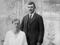 Kerpola(41)  Olga (o.s. Peltonen, 12.4.1901 - 12.1.1986) ja Hjalmar  (19.11.1893 - 17.9.1964) Ahlgren kuvaamossa otetussa muotokuvassa.