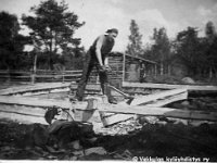 Kerpola(42)  Sune Ahlgren (1922 - 1982) kotinsa Kerpolan uuden navetan rakennustyömaalla,