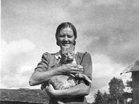Kerpola(45)  Emäntä Olga Ahlgren (o.s. Peltonen,12.4.1901 - 12.1.1986) seisoo kotinsa Kerpolan pihalla kissa sylissään,