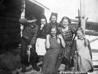 Kerpola(47)  Kerpolan aitan vierellä Kerpolassa asuneen karjalaisen evakkoperheen poika Jaakko Ampuja, Kerpolan tytär Kyllikki Ahlgren (myöhemmin Rantanen, s. 6.12.1927), Jaakon siskot Eeva Ampuja ja Liisa Ampuja (ruudullinen mekko), keskellä alhaalla Ahlgrenien kasvattitytär Toini Salonen (myöhemmin Sneck, edessä), sekä tunnistamaton tyttö sukunimeltään Hiiri tai Myyrä.