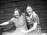 Kerpola(48)  Kerpolan aitan seinän vierellä istuvat kättä kaulaa vasemmalla Kerpolan Ahlgrenien kasvattitytär Toini Salonen (myöhemmin Sneck), oikealla Kerpolassa evakkoina asuneen Ampujan perheen tytär Liisa.