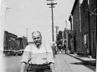 Kerpola(5)  Kadulla laatikon päällä istumassa leipuri Juho eli John Rikhard Ahlgren (17.3.1873 - ).