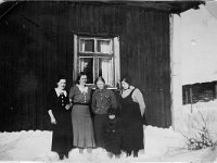 Kerpola(51)  Sotatalvena Kerpolan talon edessä seisovat vasemmalta naapuritalo Järvenpään (aiempi nimi Lepsala) Marjatta Laitinen, Kerpolan emäntä Olga Ahlgren (o.s. Peltonen, 12.4.1901 - 12.1.1986), Kerpolassa evakkona asunut Aili Nio, (etunimi?) Hokkanen (Helvi Hokkasen äiti), ja lapsi Ailin poika Veijo Nio. Sisältä ikkunasta verhon takaa kurkistaa joku.