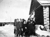 Kerpola(53)  Aitan päädyn vierellä lumessa seisovat vasemmalta Ahlgrenien kasvattitytär Toini Salonen (myöhemmin Sneck), naapuritalo Järvenpään (aiempi nimi Lepsala) emäntä Marjatta Laitinen, Kerpolassa asuneet karjalaiset evakot Aili Nio ja poikansa Veijo Nio, Kerpolan tytär Kyllikki Ahlgren (myöhemmin Rantanen, s. 6.12.1927) ja hänen äitinsä Olga Ahlgren (o.s. Peltonen, 12.4.1901 - 12.1.1986)