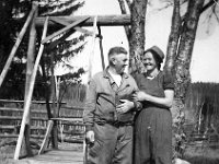 Kerpola(54)  Kerpolan isäntä ja emäntä, aviopari Hjalmar (19.11.1893 - 17.9.1964) ja Olga (o.s. Peltonen, 12.4.1901 - 12.1.1986) Ahlgren kotinsa Kerpolan pihassa