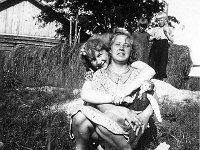 Kerpola(55)  Maire Ilkka edessä nukke sylissä ja takaa häntä halaa Ahlgrenien kesävieras Vaasasta Marjatta Geijer (myöhemmin Rantamäki, s. 1925 tai 1926). Takana oleva tyttö tunnistamaton, poika Marjatan veli Reino Geijer (1932 - 1993)