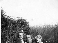 Kerpola(56)  Kerpolan tytär Kyllikki Ahlgren (myöhemmin Rantanen, s. 6.12.1927), Maire Ilkka ja Vaasasta vierailulla oleva Kyllikin serkku Marjatta Geijer (myöhemmin Rantamäki, s. 1925 tai 1926) istuvat niityllä