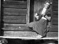 Kerpola(57)  Kyllikki Ahlgren (myöhemmin Rantanen, s. 6.12.1927) istuu kotinsa Kerpolan aitan oviaukolla käsissään mandoliini (jonka Kyllikki myöhemmin maalasi kirjavaksi)