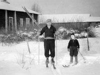 Kerpola(6)  Vasemmalla Viljo Rokkanen ja oikealla Veijo Nio, Kerpolassa asuneita karjalaisia evakoita