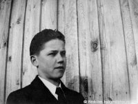 Kerpola(60)  Kerpolassa asuneen karjalaisen Ampujan evakkoperheen poika Jaakko, mahdollisesti ripillepääsyyn liittyvä kuva