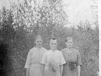 Kerpola(63)  Ruohikolla seisomassa vasemmalta Ida Lehtinen (myöhemmin Hakanen, 20.3.1902 - 21.2.1955), Fanny Reijonen ja Olga Ahlgren (o.s. Peltonen, 12.4.1901 - 12.1.1986)