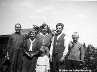 Kerpola(66)  Vasemmalta Ruth Salonen, Ahlgrenien kasvattitytär Toini Salonen (myöhemmin Sneck), Kerpolan emäntä Olga Ahlgren (o.s. Peltonen, 12.4.1901 - 12.1.1986), hänen miehensä Hjalmar (19.11.1893 - 17.9.1964), heidän poikansa Sune (1922 - 1982) ja edessä tyttärensä Kyllikki (myöhemmin Rantanen, s. 6.12.1927) Ahlgren