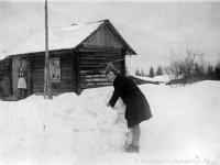 Kerpola(67)  Kyllikki Ahlgren (myöhemmin Rantanen, s. 6.12.1927) rakentaa lumilinnaa kotinsa Kerpolan pihassa. Takana Kerpolan pikkumökin ovella seisoo sen asukas Elina Koljander.
