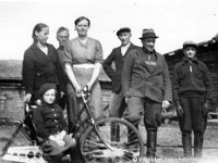 Kerpola(7)  Vasemmalta Ilmi Huusko (myöhemmin Rokkanen, s. 1.9.1916), Kerpolan pikkumökissä asunut Nestor Koljander, Kerpolan emäntä Olga Ahlgren (o.s. Peltonen, 12.4.1901 - 12.1.1986), (etunimi?) Lyytinen, Olgan aviomies Hjalmar Ahlgren (19.11.1893 - 17.9.1964) ja naapuritalo Kytömäen poika Martti Suominen, edessä polkupyörän rungolla istumassa Olgan ja Hjalmarin tytär Kyllikki Ahlgren (myöhemmin Rantanen, s. 6.12.1927).