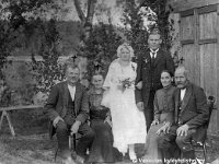 Kerpola(8)  Hääkuva: Vasemmalla istuvat morsiamen vanhemmat Otto ja Iida  Peltonen, keskellä seisoo hääpari Hilda (o.s. Peltonen, 1890 - 1975) ja Sulo Viren (1891 - 1957), ja oikealla istuvat sulhasen vanhemmat Virenit.