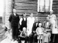 Kerpola(9)  Reijosen perhe kotinsa Lepsalan (myöhempi nimi Järvenpää) torpan nurkalla: