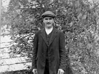 Kerpola  Kerpolan isäntä Hjalmar Ahlgren (19.11.1893 - 17.9.1964) Kerpolan pihassa otetussa muotokuvassa