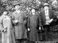 Image13  Vasemmalta aviopari Lydia Kovanen (o.s. Tähtinen, lapsuudessa sukunimi Leuhula) ja Kalle Kovanen (1882 - 1962, Vekkulan työväenyhdistyksen pj 1912 - 1918), Lydian sisko Selma Järvinen (o.s. Tähtinen, lapsuudessa sukunimi Leuhula) Korpilahden Hirvimäestä Kuoppalan talosta ja mahdollisesti poikansa Eino.