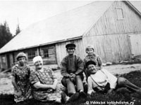 Image58  Vasemmalta Siiri Dagmar Tähtinen (myöhemmin Mäki ja Martikainen, 12.9.1907 - 1.6.1999) ja äitinsä Lydia Kovanen (o.s. Tähtinen, lapsuudessa sukunimi Leuhula), Lydian isä Herman Leuhula (17.1.1852 - 10.12.1944), Lydian aviomies Kalle Kovanen (1882 - 1962, Vekkulan työväenyhdistyksen pj 1912 - 1918) ja tunnistamaton tyttö Leuhulan pihassa vanhan navetan  edessä .