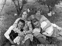 noukkala(3)  Ida ja Aune Rantala ja kaksi tunnistamatonta nuorta poikaa