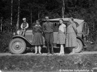 pullila(2)  Auton luona vasemmalta Ahti Oksala (istuu konepellin päällä), Margareetta Oksala, Paavo Lehtinen  (27.6.1904 - 26.7.1986) eli Pitkälän Paavo, Aune Lehtinen ja tunnistamaton nainen. Auton takana kiinni polkupyörä